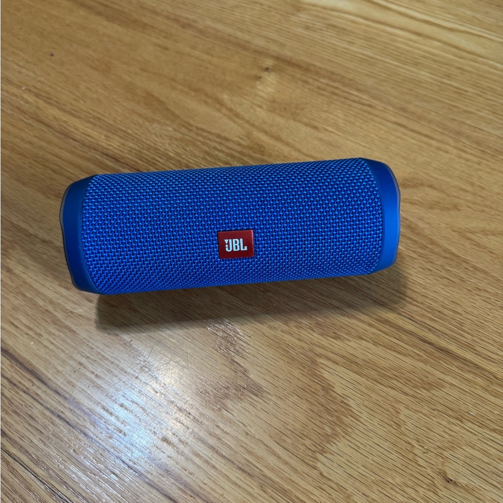 JBL Flip 4 Wireless Waterproof Speaker w Charger